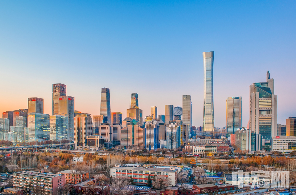 从528米的北京最高楼中国尊，到世贸天阶的超大电子屏；从建外SOHO的白楼到万达广场，众多创意文化、物流、服务企业在CBD汇集，这是一个多元化的商务中心。 中宏网记者 富宇 摄
