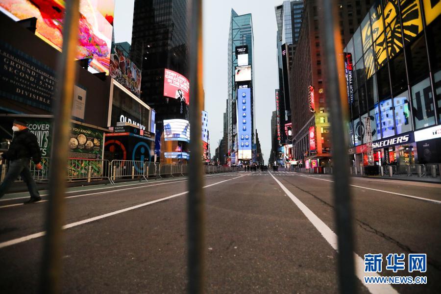 这是2020年12月31日拍摄的空荡的美国纽约时报广场。新华社记者 王迎 摄