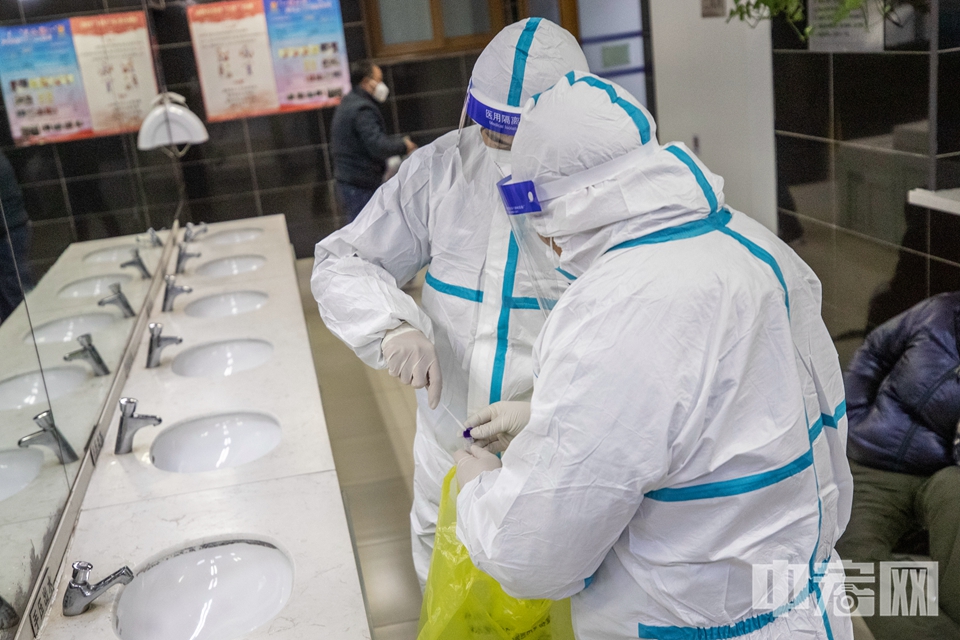 工作人员对北京西站洗手间进行环境采样。 中宏网记者 富宇 摄