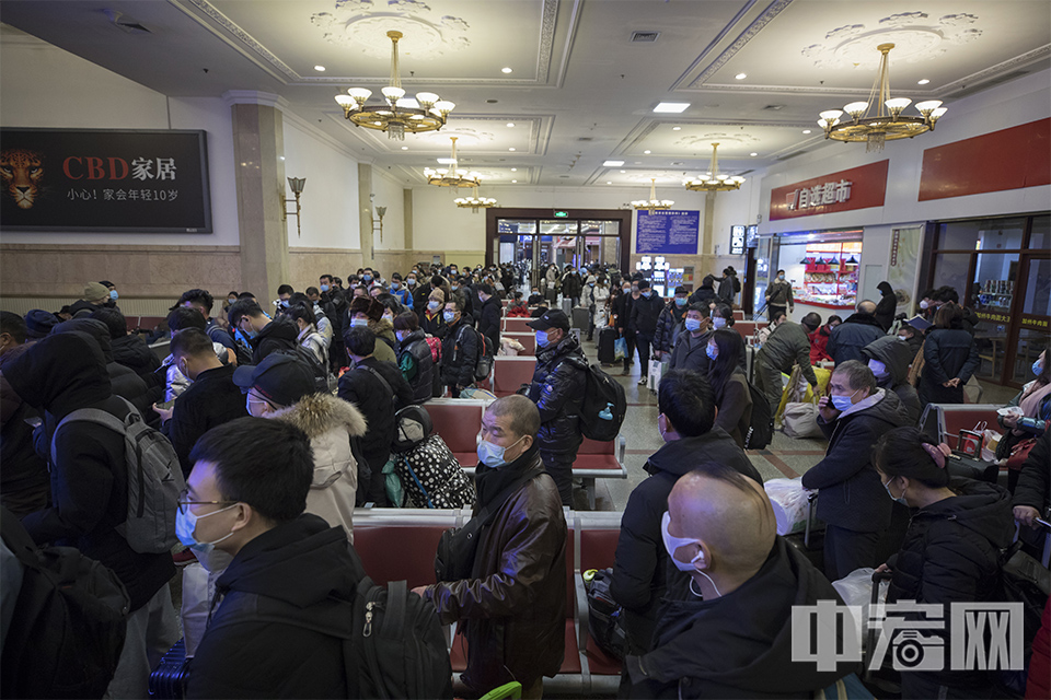 1月28日，北京站候车厅，乘客有序排队等待上车。