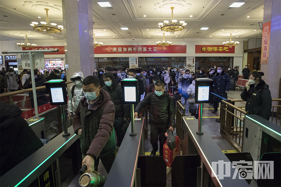 1月28日，北京站候车厅，首批踏上春运旅途的乘客检票进入站台。