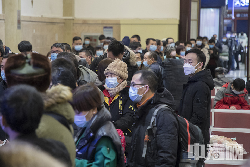 1月28日，北京站候车厅，乘客自觉佩戴口罩。