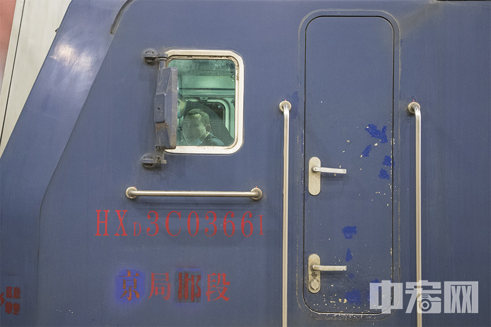 1月28日，北京站，列车长在出发前做最后的检查。
