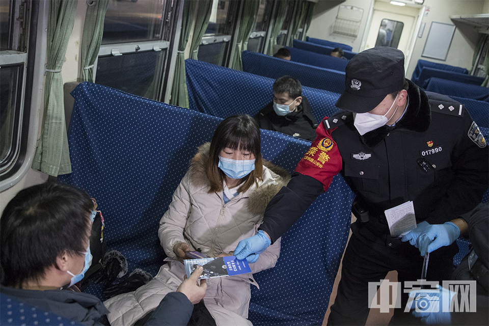 1月28日，3603次列车，乘警为乘客发放服务卡。