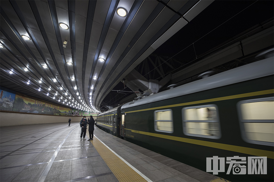 1月28日0点48分，3603次列车准点驶出北京站，2021年春运大幕正式开启。