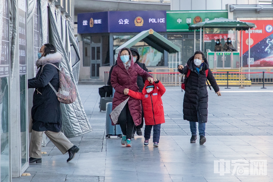 北京西站北广场上，不时有几名旅客进站。 中宏网记者 富宇 摄