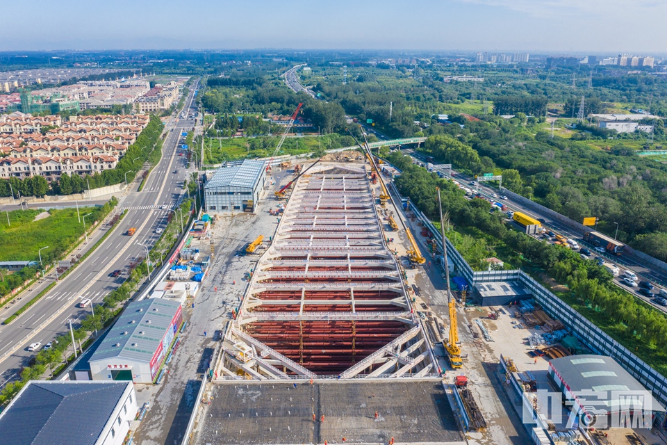 作为北京首个以盾构法施工的高速公路，东六环改造工程是落实北京城市总体规划和北京城市副中心控制性详细规划的重点项目。“该工程南起京哈高速立交、北至潞苑北大街，全长约16.3公里，分为直接加宽与入地改造两部分，加宽段长度7.1公里，入地段落为京津公路南侧至潞苑二街北侧，隧道长度9.2公里。全线桥隧比59%。隧道采用明挖与盾构结合工法，盾构单次掘进长度7.4公里。” 首发建设公司东六环改造工程项目管理处工程部部长王岳松告诉记者，“该项目具有‘一多、两大、一高’的特点，即地下空间环境复杂、控制因素多；特长超大直径盾构，技术难度大；穿越副中心核心区，运营难度大；地处副中心核心区，环境要求高。”图为俯瞰东六环改造工程（资料图）。