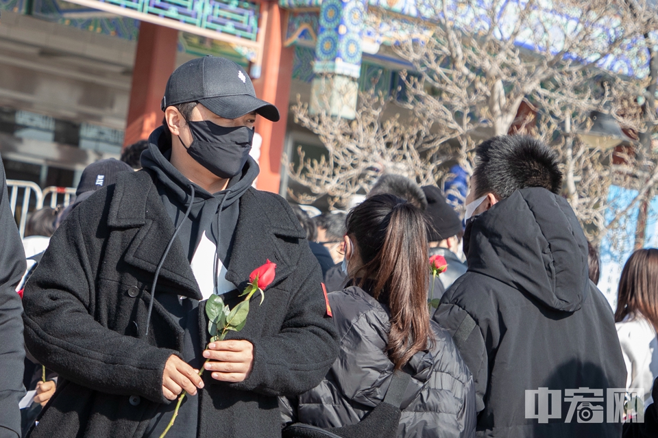 导演陈思诚手持“小红花”前来悼念。