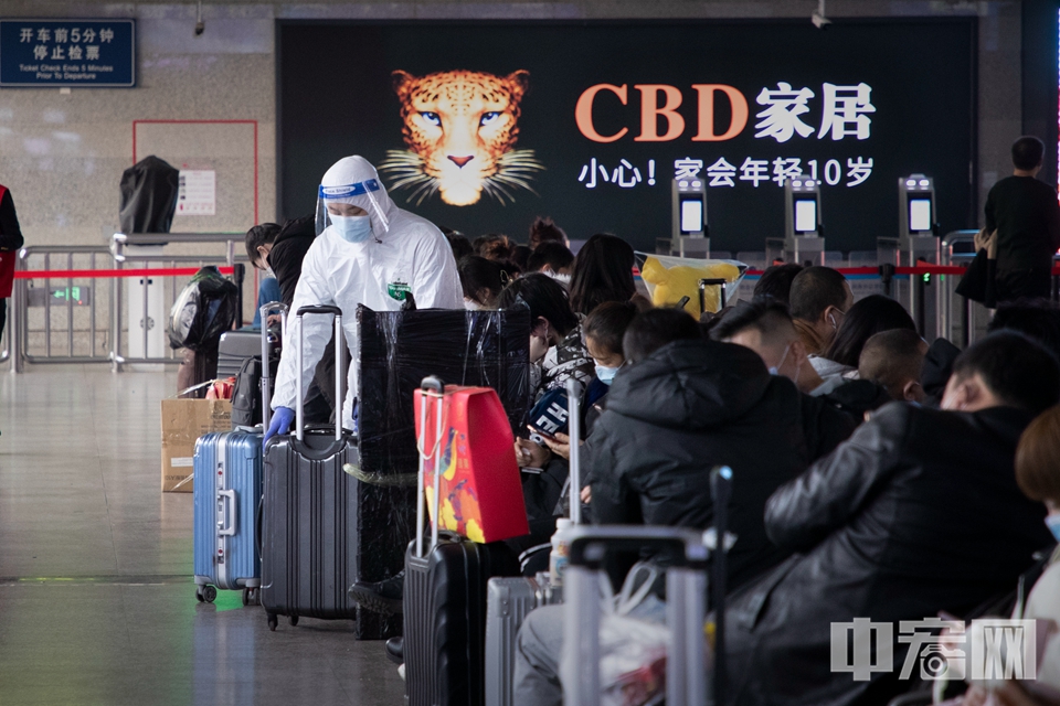 2月8日，北京西站候车室内一位“全副武装”的旅客。 中宏网记者 富宇 摄