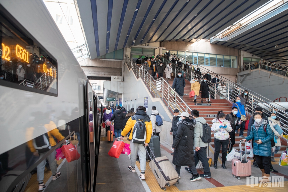 中宏网2月9日电（记者 富宇 康书源）1月28日，为期40天的北京春运拉开序幕。受疫情影响，今年春运北京各火车站与往年相比略显冷清。据有关部门介绍，今年春运期间，全国铁路客流将下调至2.96亿人次。但由于春节假期的临近，火车站的客流量明显高于春运前几日，大批旅客陆续踏上返程的列车。