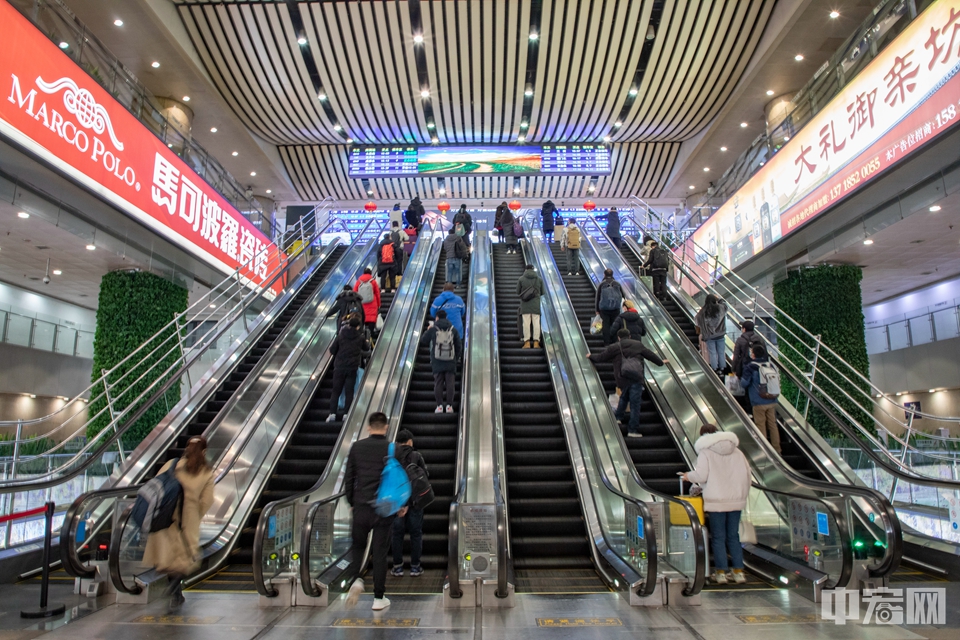 2月8日，北京西站，旅客在安检后前往候车室。