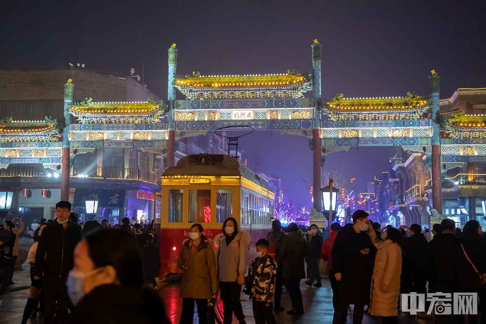 2月13日，大年初二，北京前门步行街迎客流高峰。