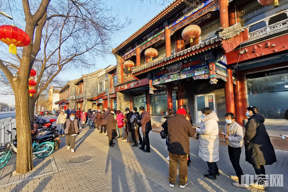 市民在什刹海街道疫苗接种点有序排队。