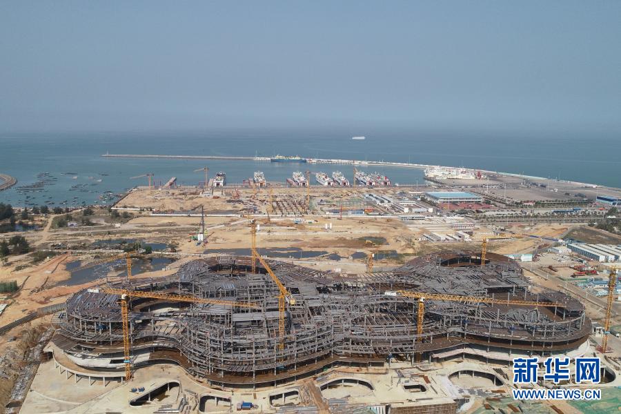 2月20日拍摄的海口国际免税城项目施工现场（无人机照片）。新华社记者 张丽芸 摄
