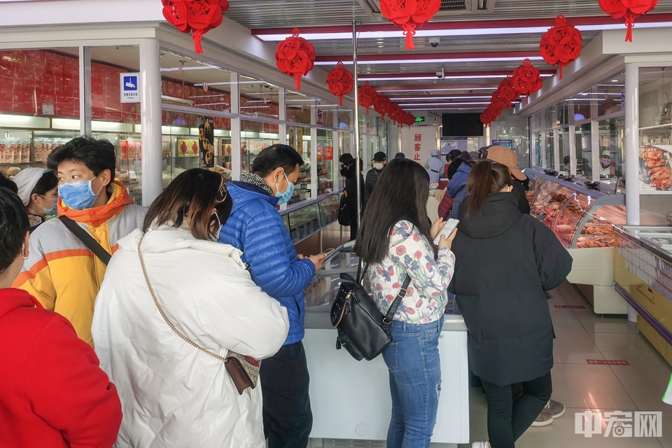 记者了解到，护国寺小吃、北京稻香村等多家老字号门店也出现了排队买元宵的场景。