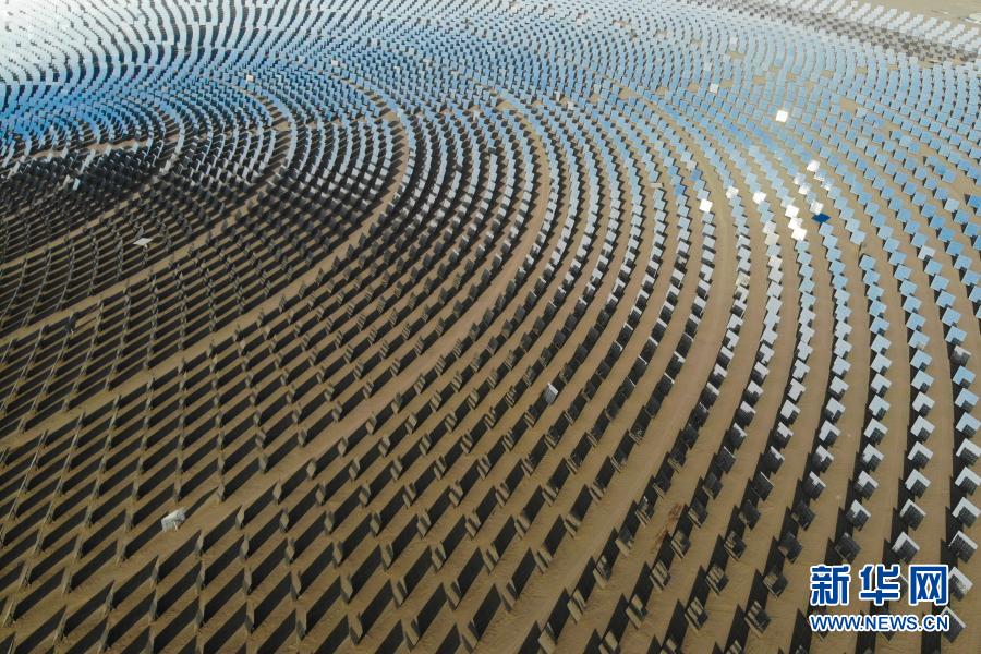 2月24日拍摄的敦煌100兆瓦熔盐塔式光热电站（无人机照片）。新华社记者 马希平 摄