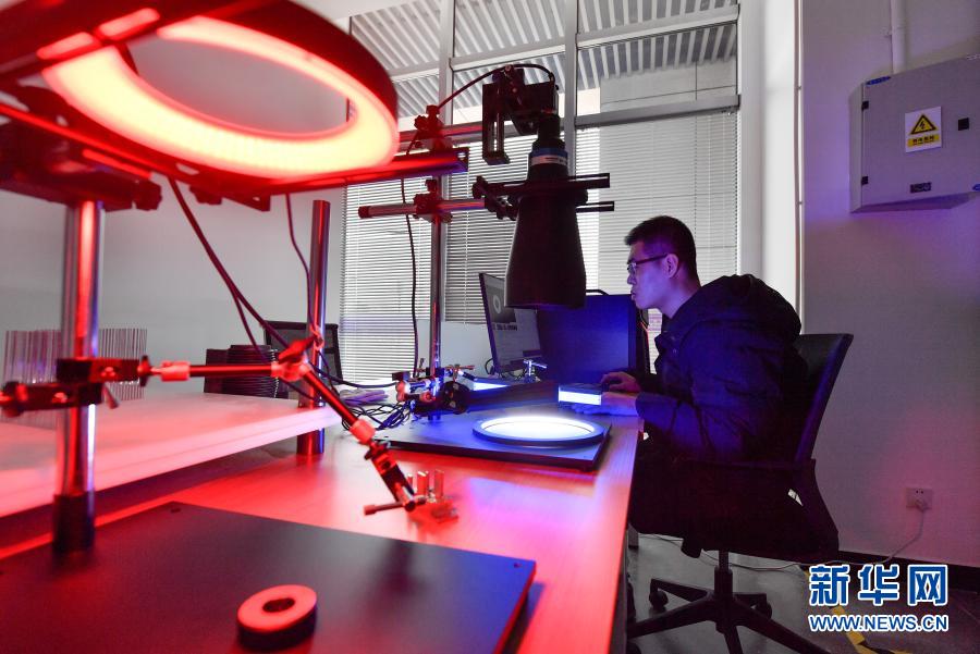 2月24日，在清华大学天津高端装备研究院复合制造与智能识别研究所，工程师在测试智能识别光学系统。新华社发（孙凡越 摄）