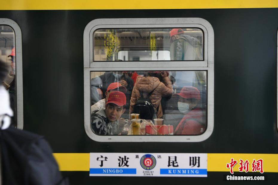 2月28日，1980余名云南会泽籍农村劳动力在昆明火车站乘坐免费列车，赴浙江绍兴、浙江义乌、浙江宁波、广州、深圳、江苏南通、江苏泰州等地务工。图为大部分务工者已经在车厢摆好行李，等待发车。 中新社记者 刘冉阳 摄