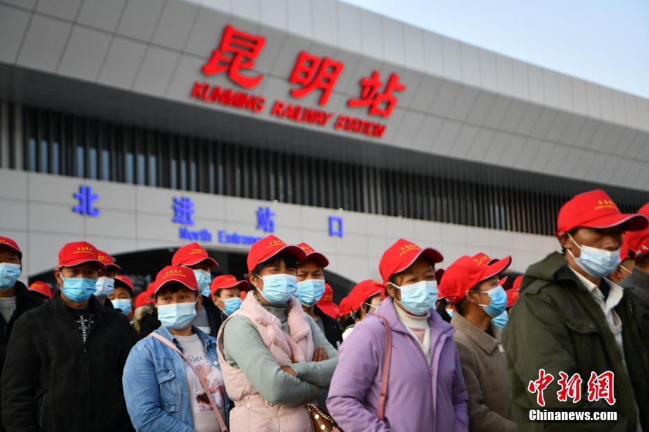 图为务工人员在昆明火车站广场集合进站。 中新社记者 刘冉阳 摄