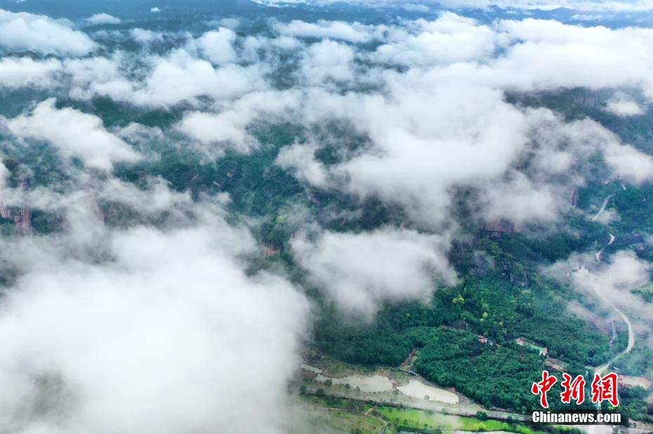 雨後江西龍虎山雲霧繚繞美如畫