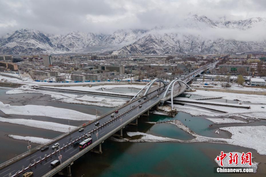 14日清晨,降雪後的拉薩柳梧大橋. 江飛波 攝