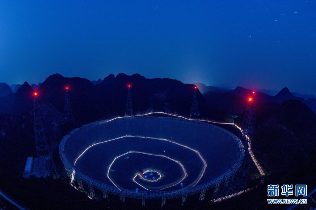 3月30日拍摄的“中国天眼”夜景（维护保养期间拍摄）。<br/>

3月31日0时起，500米口径球面射电望远镜（FAST）向全球天文学家征集观测申请。所有国外申请项目统一参加评审，评审结果将于7月20日公布，观测时间将从8月开始。“中国天眼”是目前世界上最大、最灵敏的单口径射电望远镜，能够接收到100多亿光年以外的电磁信号。<br/>

　　新华社记者 欧东衢 摄