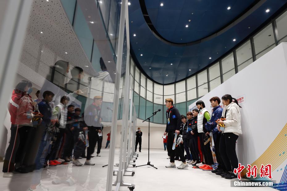 4月7日，北京队运动员比赛后在混合采访区接受采访。当日，“相约北京”冰上项目测试活动速度滑冰比赛在北京国家速滑馆拉开帷幕。 中新社记者 韩海丹 摄