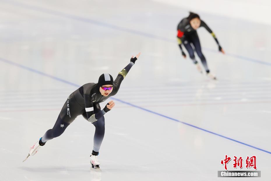 4月7日，北京队运动员在速度滑冰女子500米比赛中。当日，“相约北京”冰上项目测试活动速度滑冰比赛在北京国家速滑馆拉开帷幕。 中新社记者 韩海丹 摄