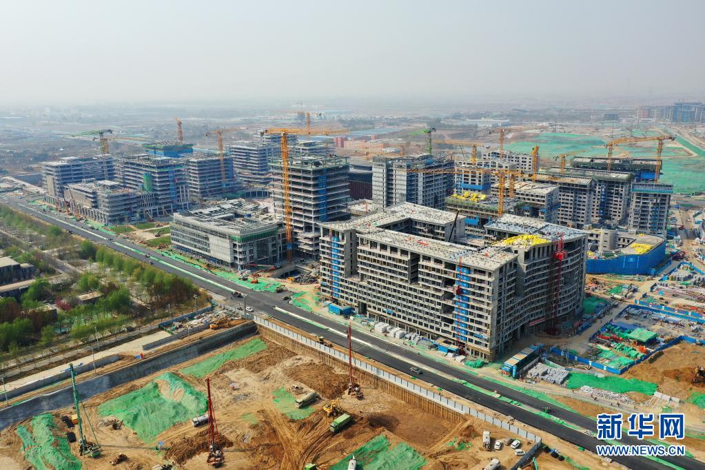 4月8日拍摄的雄安新区商务服务中心建设现场（无人机照片）。新华社记者 牟宇 摄