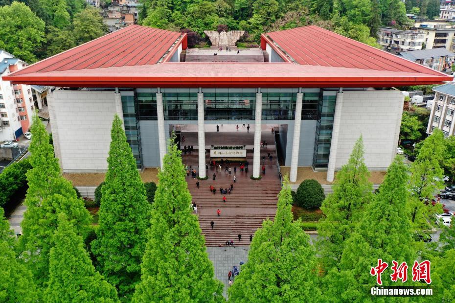 4月11日，游客前往江西井冈山革命博物馆参观。近日，“中国革命的摇篮”井冈山的红色旅游日渐升温，各地游客前往井冈山革命博物馆、井冈山革命烈士陵园、黄洋界等地参观游览。（无人机拍摄） 中新社记者 刘占昆 摄