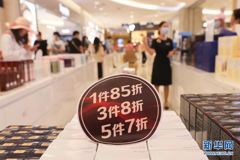 3月25日，消费者在海口日月广场免税店购物。新华社记者 张丽芸 摄