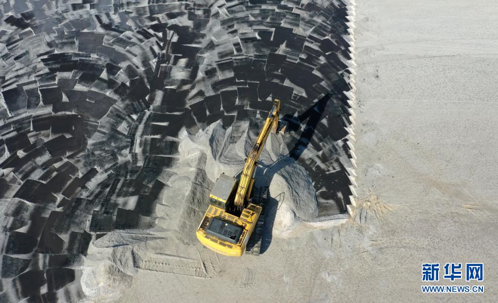 4月13日，大型机械在天津长芦汉沽盐场的盐池中作业（无人机照片）。新华社记者 李然 摄