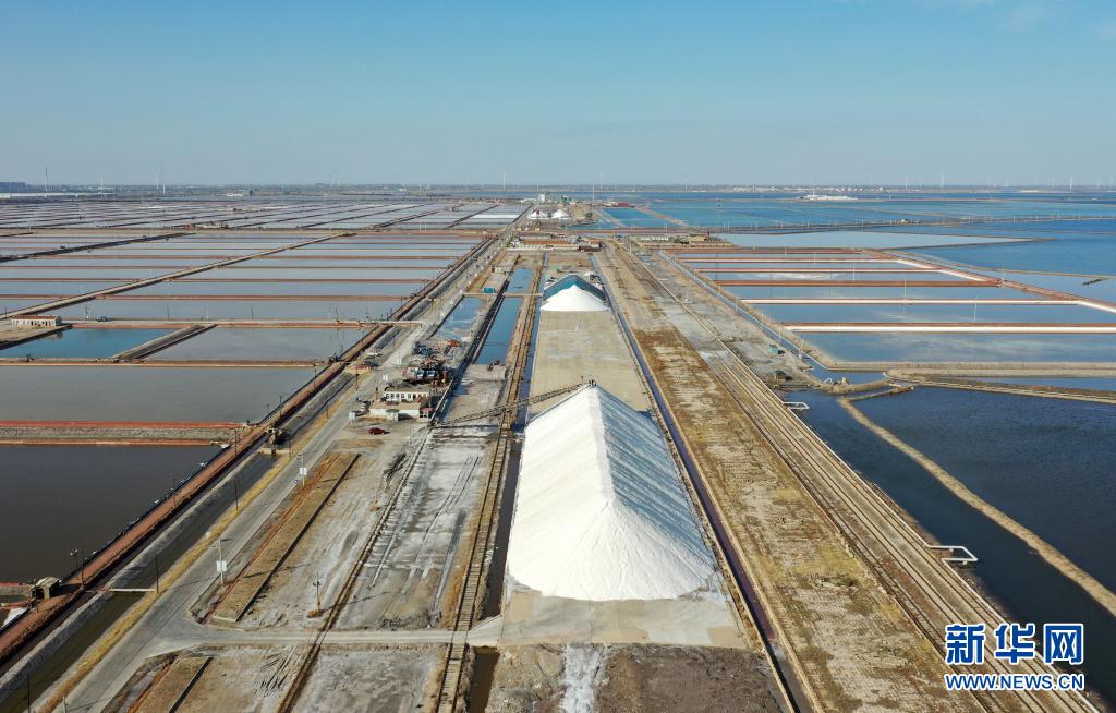 这是4月13日拍摄的天津长芦汉沽盐场（无人机照片）。新华社记者 李然 摄