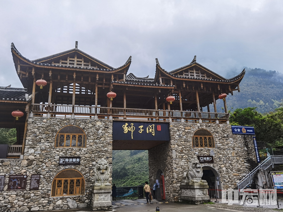 恩施狮子关山势雄伟，有大小岩山五座，山形如虎牙交错，其中有两座石山，状似狮子，扼守通往长潭河的要道，狮子关因而得名。