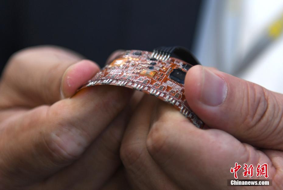 4月15日,浙江嘉兴,工作人员展示柔性芯片和柔性微系统.