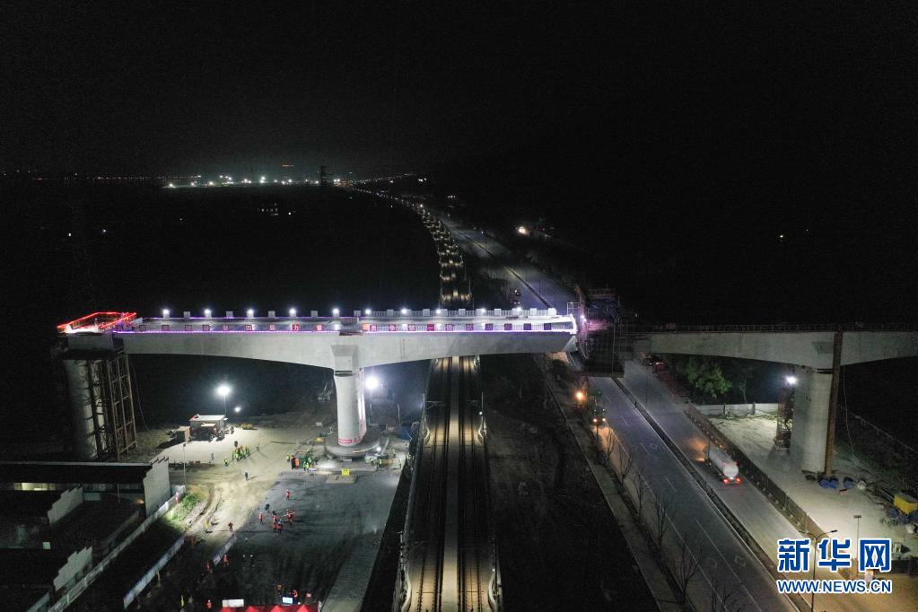 湖杭铁路设计速度350公里/小时，是“轨道上的长三角”重要节点工程，2022年杭州亚运会重点配套工程。新华社记者 黄宗治 摄