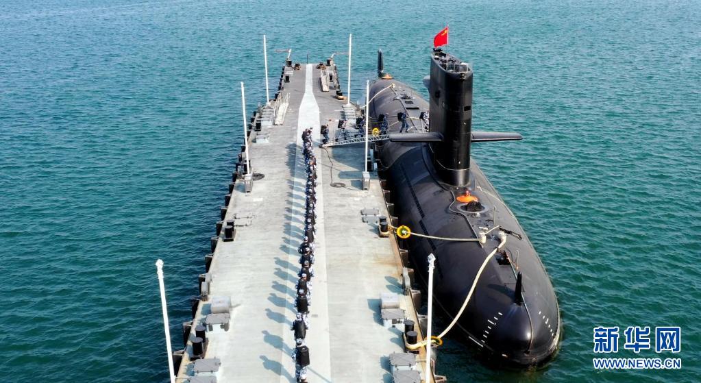 海军潜艇艇员快速上艇,准备出航(资料照片)新华社发(茆琳 摄)