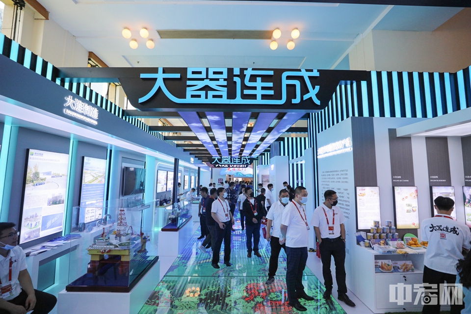“大器连成”展区彰显大连的特色。