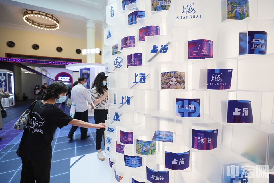 图为“东道主”上海的品牌展区，吸引民众参观。
