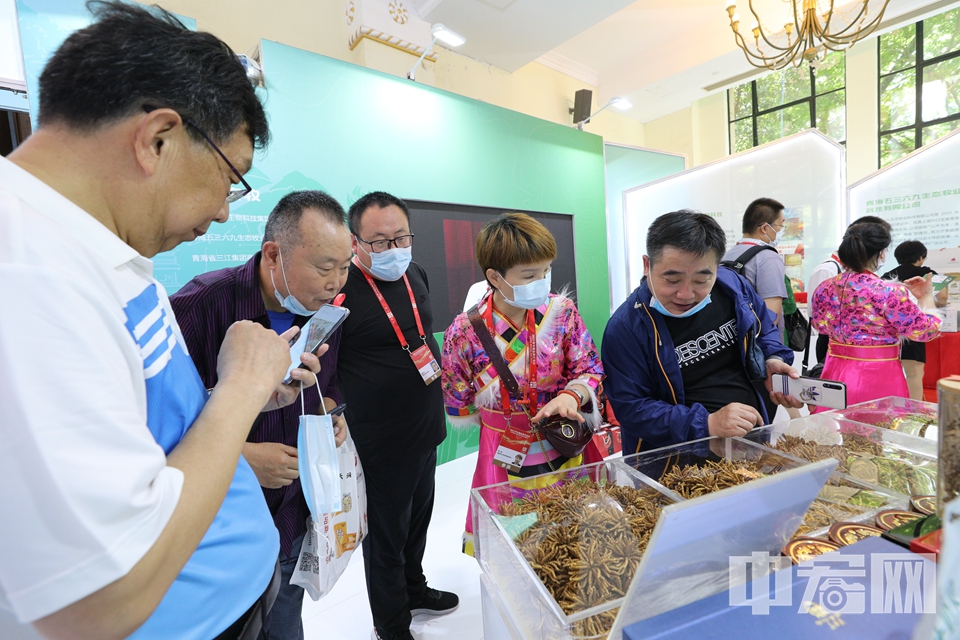观众被现场的特色商品吸引。 中宏网记者 富宇 摄