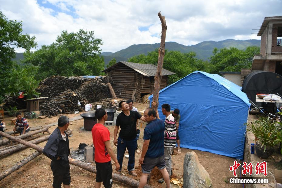 在云南漾濞6.4级地震震区安置点,民众已入住救灾帐篷,生活平稳有序.