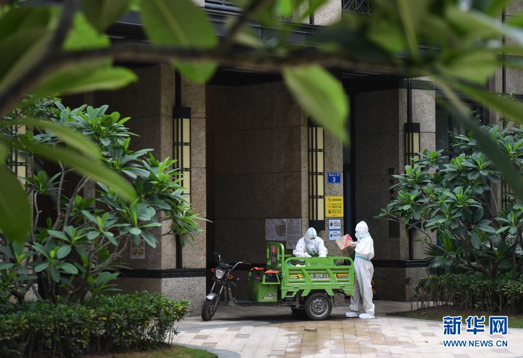 6月2日,在广州荔湾区白鹤洞街道一小区,物业人员将业主网购的物品运送