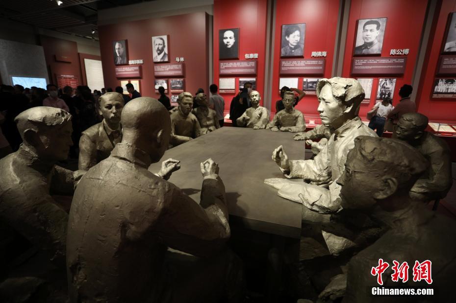 6月3日，位于上海的中国共产党第一次全国代表大会纪念馆全新开放，“伟大的开端——中国共产党创建历史陈列”共展出612件展品，很多平时难得一见的珍贵照片、珍贵文物集中亮相。图为铜像雕塑再现了当年一大会议的情景。　 中新社记者 张亨伟 摄