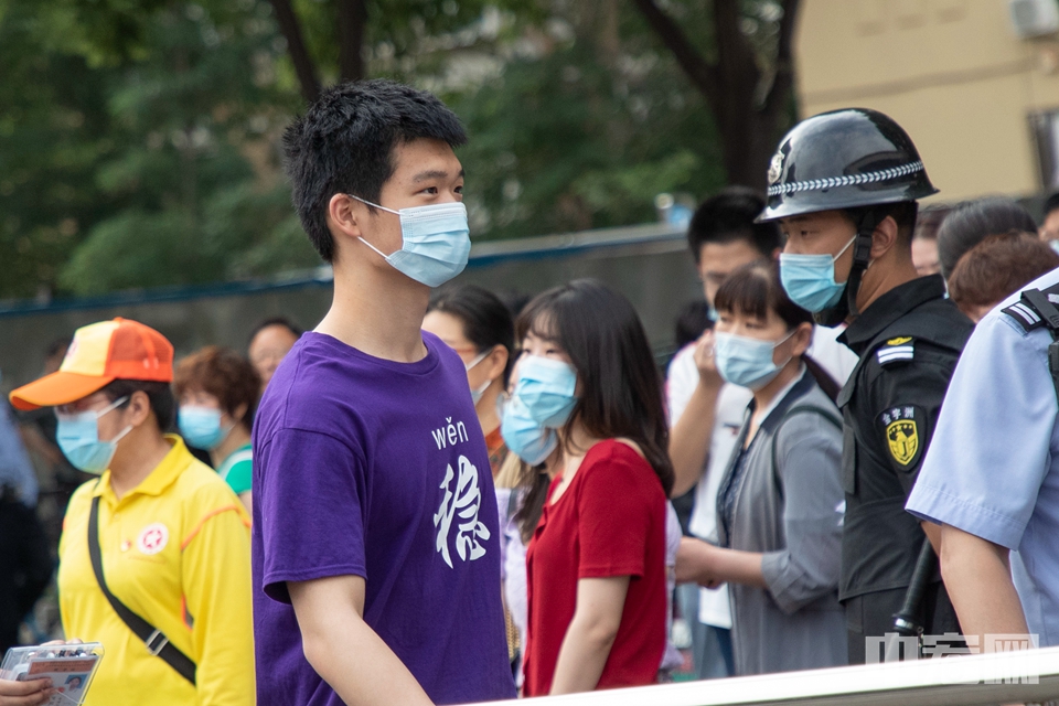 6月7日，北京市第十二中学考点，考生身着“稳”字T恤自信走进考场。