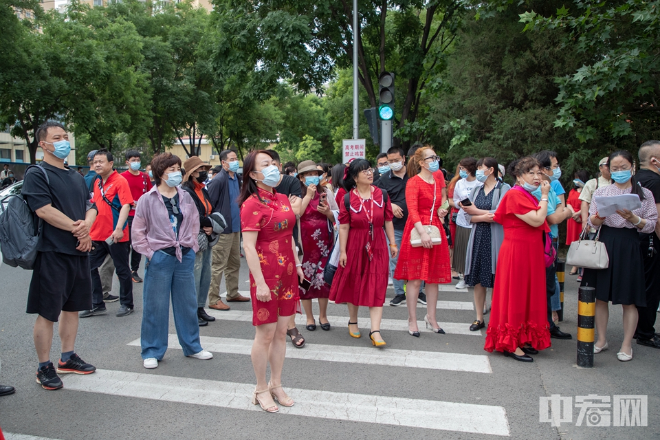 6月7日，北京市第十二中学考点，众多家长在考场外目送考生入场。