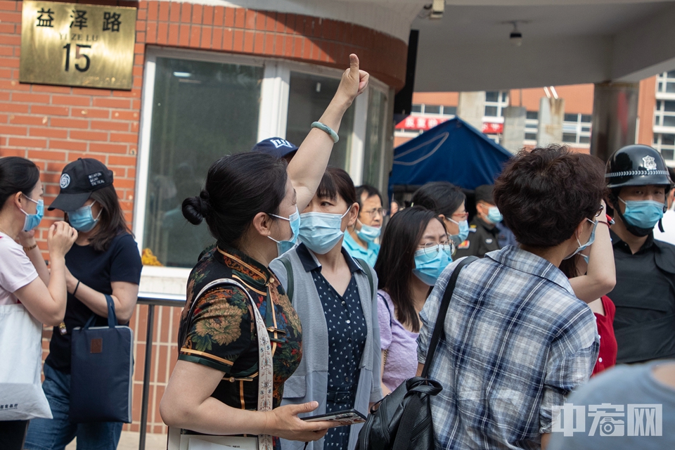 6月7日，北京市第十二中学考点，送考家长向考生伸出大拇指加油。
