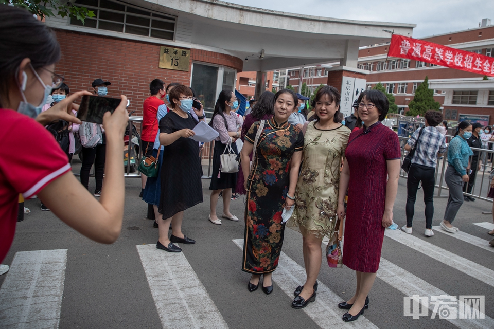 6月7日,北京市第十二中學考點,考生家長身穿寓意著旗開得勝的旗袍在