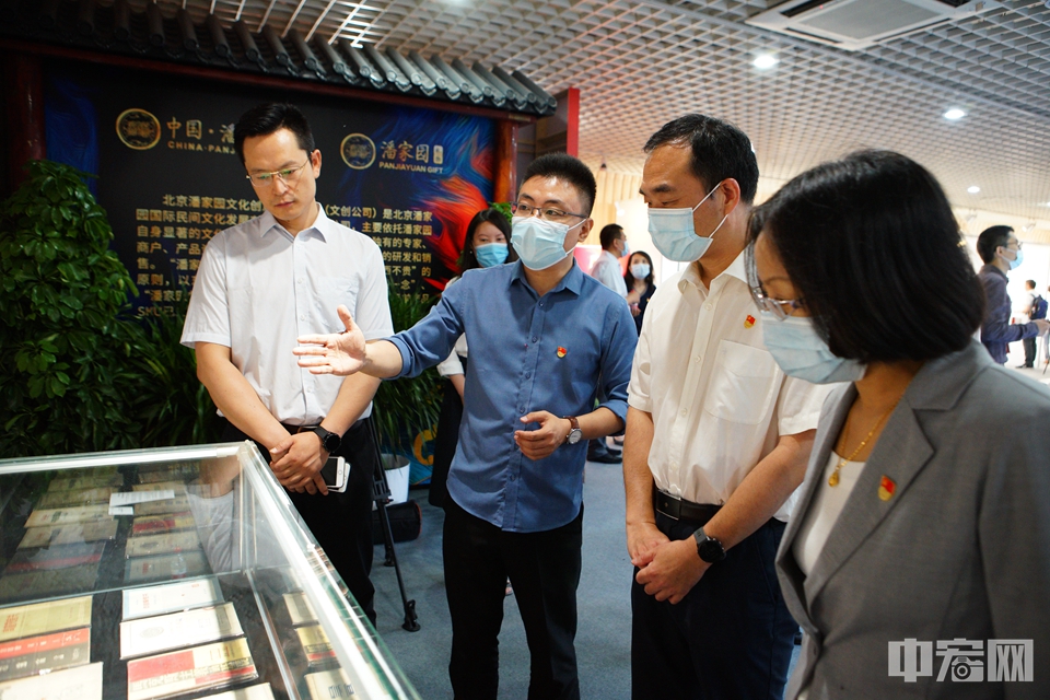 其中包括不同时期、不同版本、不同语言的《共产党宣言》，20世纪20年代发起了新文化运动、白话文运动的《新青年》杂志，抗日战争时期的中国共产党誓词，红军时期、解放战争时期、抗美援朝战争时期的物品实物等。