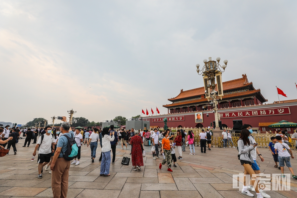 6月24日，众多游客游览天安门广场。 中宏网记者 富宇 摄