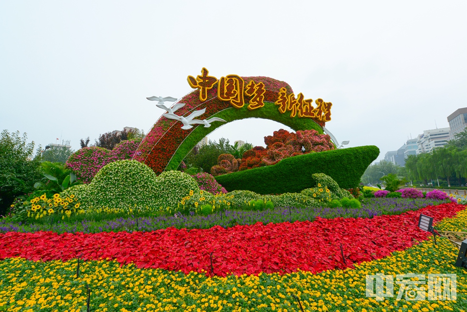 复兴门“扬帆起航”主题花坛，以满载鲜花的巨轮、彩虹门为主景，寓意开启全面建设社会主义现代化国家新征程，向第二个百年奋斗目标进军。 中宏网记者 富宇 摄